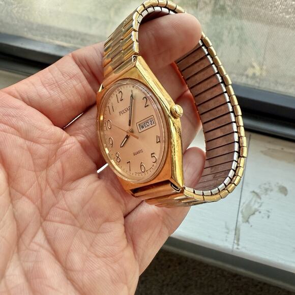 Vintage Pulsar V533-8A70 Gold Tone Quartz Men’s Watch Day Date Stretch Band 34mm - Picture 4 of 8